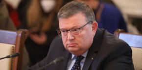 Цацаров обяснява в исковата си молба, че премиерът е внушил, че той е подал оставка като шеф на КПКОНПИ заради отнетия допуск