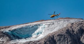Спасителен хеликоптер прелита над срутилия се ледник в планината Мармолада в Доломитите, Италия | Pierre Teyssot/AFP via Getty Images