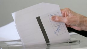 
Така бе върнато гласуването с право на избор - да се гласува с хартиена бюлетина или с машина в секции с над 300 избиратели.
