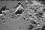 Пробивните снимки са на огромния кратер Зееман, чиито страни се издигат на почти 8 км над лунната повърхност
