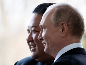 Владимир Путин приветства Ким Чен Ун преди разговорите им във Владивосток на 25 април 2019 г. Александър Земляниченко