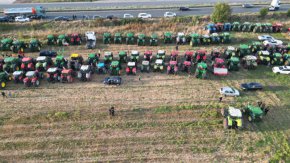 
Около 600 земеделски машини са паркирани край Долни Богров
