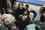 Ранени палестинци седят в болница 