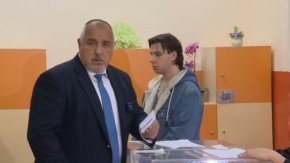 
Много ми е чудно тези, които говорят за избирателната активност - какво очакват като вдигнаха преди 3 г. юмруците, продължи Борисов.