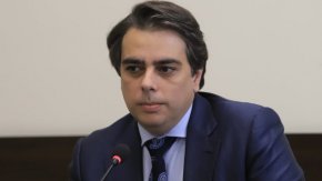 
Финансовият министър Асен Василев заяви днес, че няма риск страната ни да остане без гориво. Коментарът бе направен по повод съобщението на "Лукойл", че обмисля продажба на бизнеса си в България.