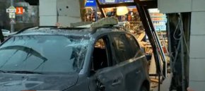 Кола се вряза в денонощен магазин в София