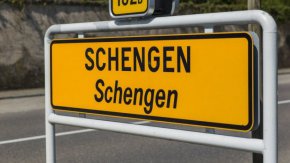 
По време на дебатите обаче бе внесена резолюция от създадената едва през лятото партия Нов обществен договор (НОД), която е четвърта сила в момента в Ниската земя. Тя подкрепи позицията на Австрия страната ни да бъде допусната в Шенген постепенно, като първият етап е само по въздуха.