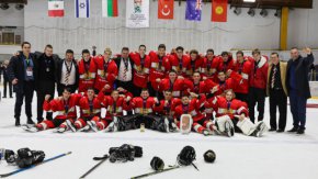 Българският национален отбор по хокей на лед победи убедително Киргизстан с 8:2 и завоюва бронзовите медали на Световното първенство за младежи до 20 години в  дивизия III, Група "А", което се проведе в Зимния дворец в столицата. 
