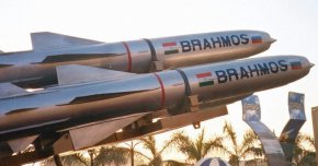 Началникът на индийските военноморски сили адмирал Радхакришнан Хари Кумар заяви, че свръхзвуковата крилата ракета BrahMos, разработена съвместно от Индия и Русия, ще се превърне в "опора" на индийските военноморски сили като система "земя-повърхност", заменяйки по-старите ракети от други държави.