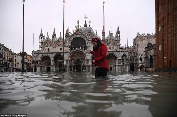 Над 80% от Венеция е под вода, двама загинали
