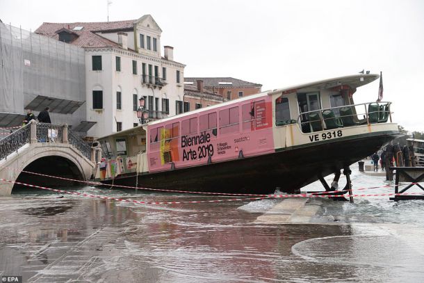 Над 80% от Венеция е под вода, двама загинали