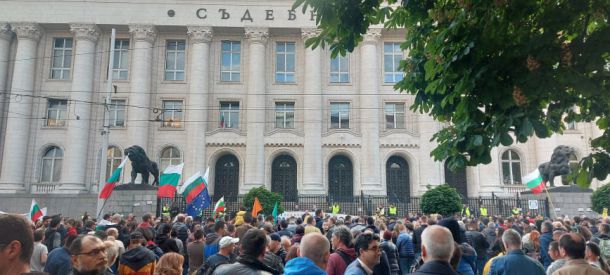 Хиляди се събраха на протест срещу Гешев