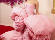 Ариана Гранде сякаш напомни за ролята си на добрата вещица в предстоящия филм "Злодеида" с розовата си рокля Giambattista Valli Haute Couture, която имаше възглавнички на талията и шлейф. 