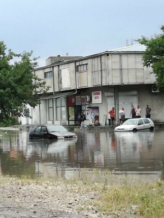     След пороя във Варна - отнесени тротоари и порутени къщи