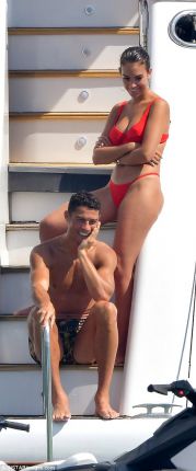 Роналдо и Джорджина разпускат на яхта в Сен Тропе