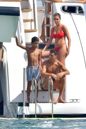 Роналдо и Джорджина разпускат на яхта в Сен Тропе