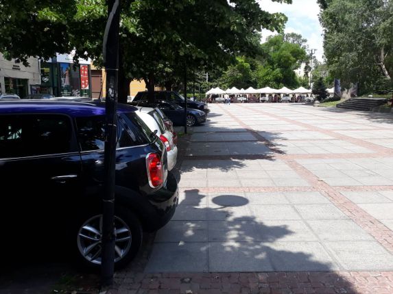 Вдигнаха коли от забранените зони в Градската градина и пешеходната част на ул. Шишман